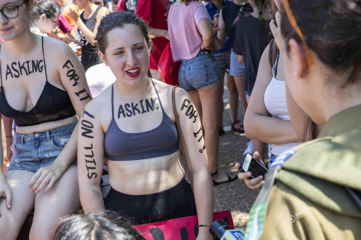 荡妇游行（英语：Slut Walk），是指一种为争取妇女人身安全权利的抗议游行运动。其主要宗旨是纠正这种错误看法，认为应该被谴责的对象是强暴加害者，而不是受害女性。为了突显这个议题，参加游行的女性，通常穿着清凉的服装，手持抗议标语，希望能够唤醒社会注意。
