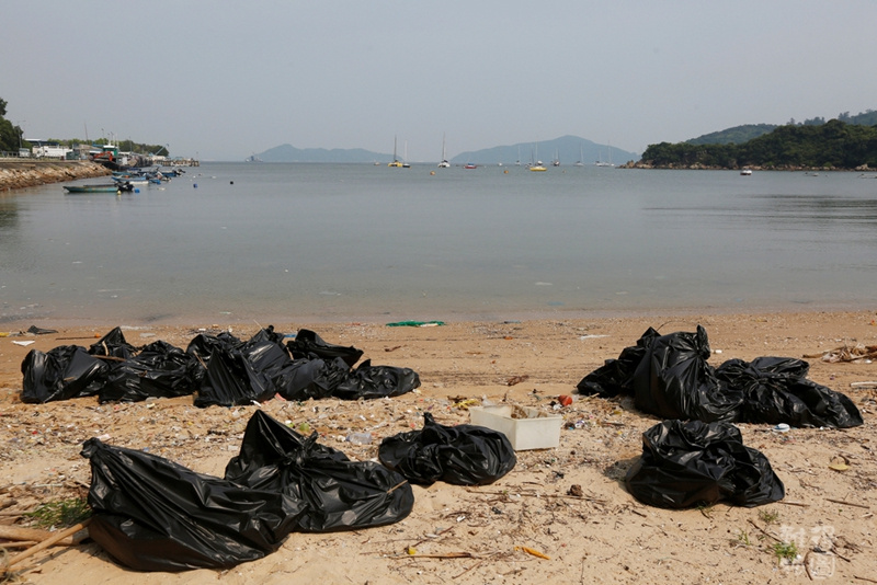 外媒报道称，中国内地暴雨成灾导致大量垃圾冲到香港，多个泳滩沦为“垃圾滩”。港媒7月7日援引外媒报道说，从垃圾的包装及标签推测，这批垃圾很大机会来自中国内地。海洋守护者协会东南亚总监Gary Stokes也在社交媒体上载一段在大屿山稔树湾拍摄的片段，可见沙滩遍布垃圾，他称十分震惊，又近距离拍摄部分垃圾塑胶包装袋及塑料瓶等，可见部分包装袋上印有简体字，推测垃圾是由内地随水流漂来香港的。