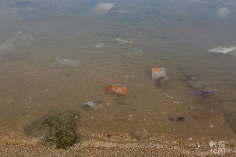 署方称，受到降雨、水流及西南季候风影响，在夏季发现的海上垃圾一般会较其他季节为多，但各部门反映近日在部分沿岸地区收集到的海上垃圾数量，是往常夏季一般收集量的6至10倍。最近收集所得的垃圾中，有大量木板、树干、家居餐具以及其他一般不会在日常清理海上垃圾时发现的废物。