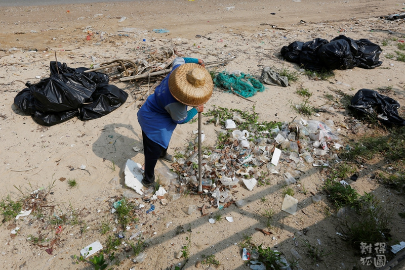 香港环保署已知会海事处、食环署及康文署须保持警觉，并密切监察情况，尽快清理所发现的海上垃圾。环保署亦欢迎市民在个别地区发现大量海上垃圾时向署方报告，以便尽早安排清理工作。