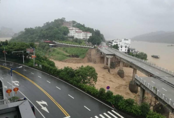 福建一大桥被洪水冲塌 部分路段出现塌方