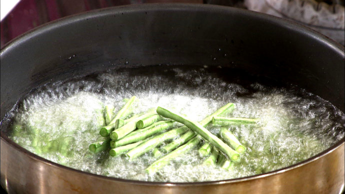 【养生厨房&nbsp;<wbr>20160713&nbsp;<wbr>播出】菜名：豇豆炒茄子；