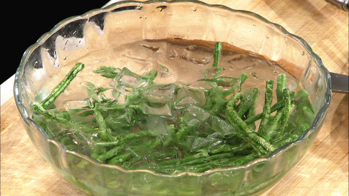 【养生厨房&nbsp;<wbr>20160713&nbsp;<wbr>播出】菜名：豇豆炒茄子；