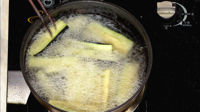 【养生厨房&nbsp;<wbr>20160713&nbsp;<wbr>播出】菜名：豇豆炒茄子；
