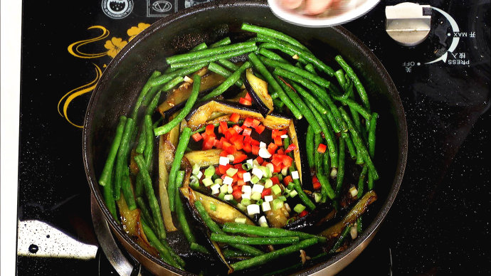 【养生厨房&nbsp;<wbr>20160713&nbsp;<wbr>播出】菜名：豇豆炒茄子；