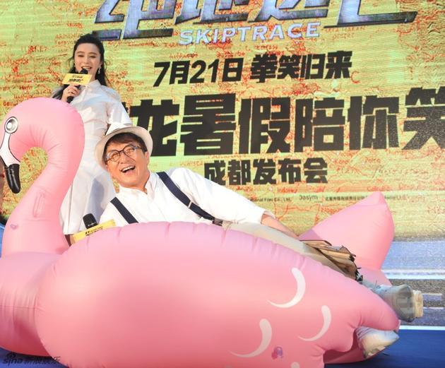 成龙曝广西拍戏遇险 呼救被当演戏险丢命