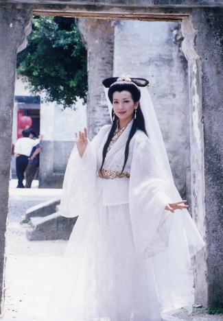 赵雅芝和“白娘子”再续前缘 昆曲扮相背影曝光