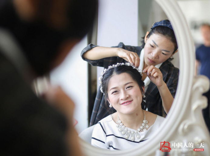 　　婚礼当天，化妆师为楠楠做造型。