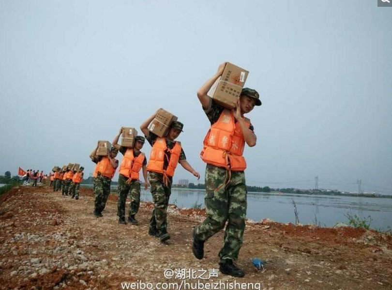 　　图为安放炸药。