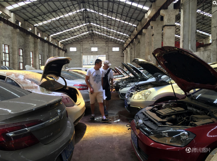 　　7月15日，武汉接连暴雨致大量车被淹，各型各款泡水车亮相展示区。市民正在倒卖公司的泡水车展示区观看各种泡水车及价格。知情人介绍，一辆市值10万元的汽车，泡水后只花4万元就可以收车，花2万元翻新修理，利用消费者信息不对等，抹去车辆泡水的痕迹，卖出去8万到9万元很轻松。