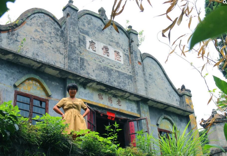 　　据湖南永兴县隆佛庵的老人李桂芳介绍，早在1993年8月25日的晚上，她突然听到门外有婴儿的哭泣声。开门一看，一婴儿被人抛弃在隆佛庵的墙脚下，她立即抱回屋里检查，发现是个女婴，随身还夹了张纸条，上面写着名叫朱悯悠，1993年8月25日上午出生。心地慈善的李桂芳立即意识到女婴是被父母遗弃的，她决定把女婴带养成人。