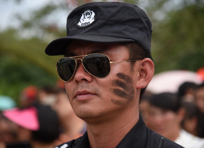 　　特警被抹花脸。