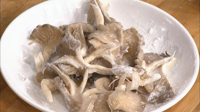 【养生厨房&nbsp;<wbr>20160720&nbsp;<wbr>播出】菜名：平菇酥香肉；