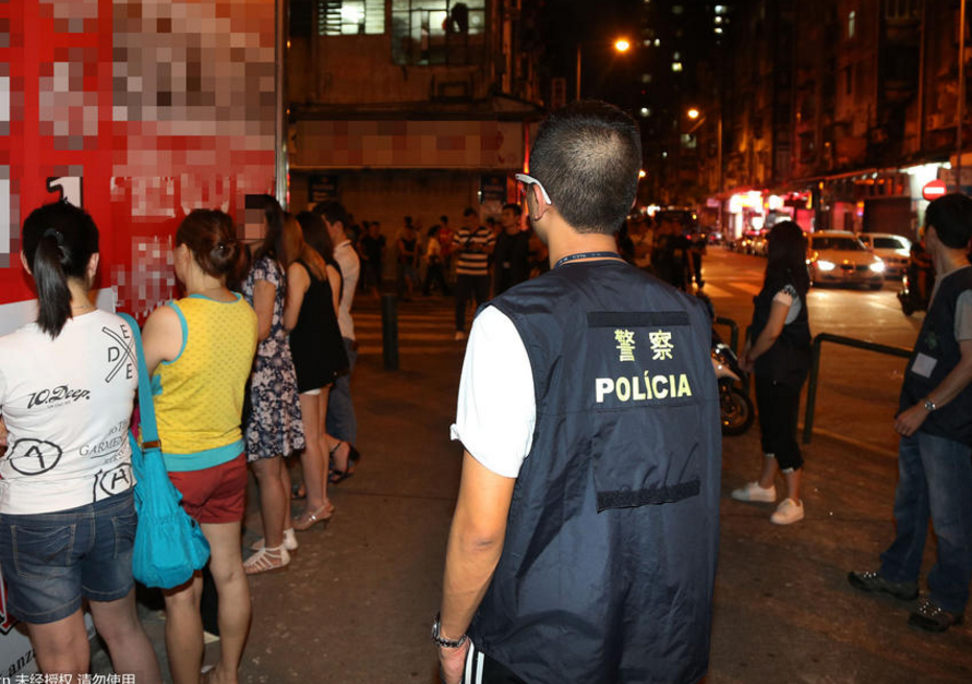 　　2016年7月20日，中国澳门，澳门治安警在北右汉采取反卖淫行动，将17名女子及1名男子带回警局调查。