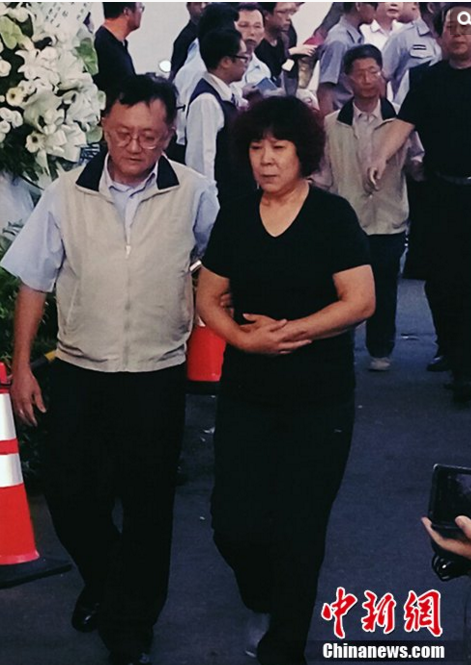 　　台湾“7·19”事故罹难者家属抵台，灵堂献花寄哀思。