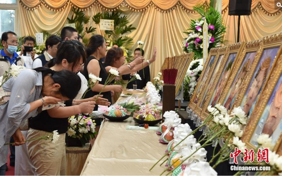 　　罹难者家属灵堂献花、寄托哀思。