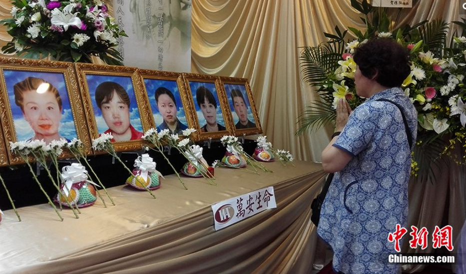 　　亲属在灵堂吊唁逝者。7月19日13时许，一辆载有大陆旅行团的游览车在台湾桃园遭遇严重火灾事故，致包含24名大陆游客在内的26人罹难。其中遇难的大陆游客中有21名来自辽宁大连。