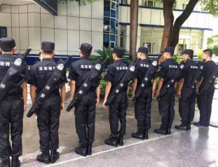 深圳警察背＂大宝剑执勤＂ 实为便携出警装备