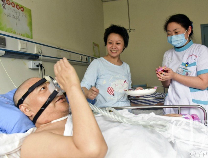 　　杨晓华为医院工作人员分发喜糖。