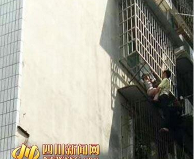 　　后经南部执勤巡逻特警、消防队员以及围观居民合力营救，小男孩成功脱险。截至下午发稿，四川新闻网记者从知情人士处获悉，目前小男孩身体已无大碍。