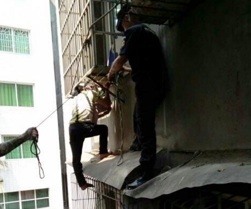 　　“当时看到娃娃头被卡住，又在那哭泣，心头很急，不知道怎么办才好。”回忆上午场景，附近一餐馆老板娘仍心有余悸。就在老板娘急忙四处呼救时，人群中，一名身穿绿色上衣的青年男子，二话不说便迅速爬上4楼，冒着生命危险从阳台上，一脚跨到小孩下方雨棚，双手将小孩往上托举，从而减轻小孩脖子上下坠的重力。