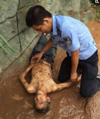 村民围观洪水不慎落水 民警跪地救人
