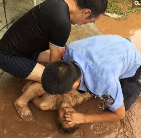 　　由于其救起时心跳停止，无呼吸，民警不顾淤泥，立即对其进行心肺复苏，经多次胸部按压和人工呼吸，溺水者恢复呼吸。