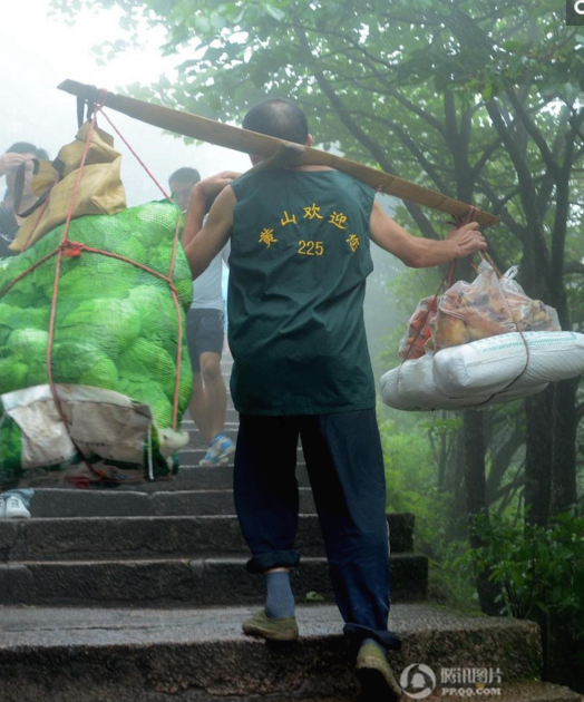 　　由于挑担负重上山，特别消耗体能，他们基本上是劳动一天，再休息两天。