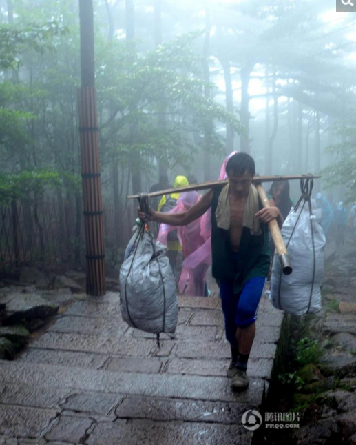 　　任凭山路崎岖，哪怕游人接踵，可一旦遇上过往的挑夫，游客无一例外地总是怀着敬意、心存感恩地为他们让出通道。