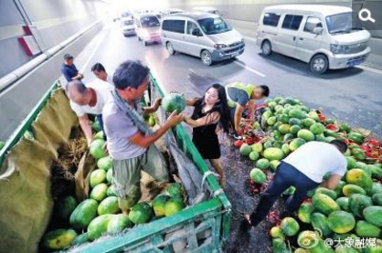 　　因路况不熟，昨天，一位瓜农在郑州南三环京广路地下隧道里翻车，西瓜落一地，多位热心车主停车帮忙。