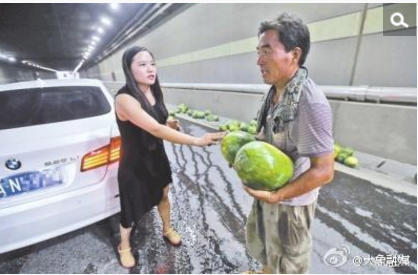　　第一个停车的是武女士，因为穿高跟鞋不方便，她还特意从车上换了双平底鞋，"我也是农村出来的，知道瓜农不容易。不帮一把，心里过不去。"