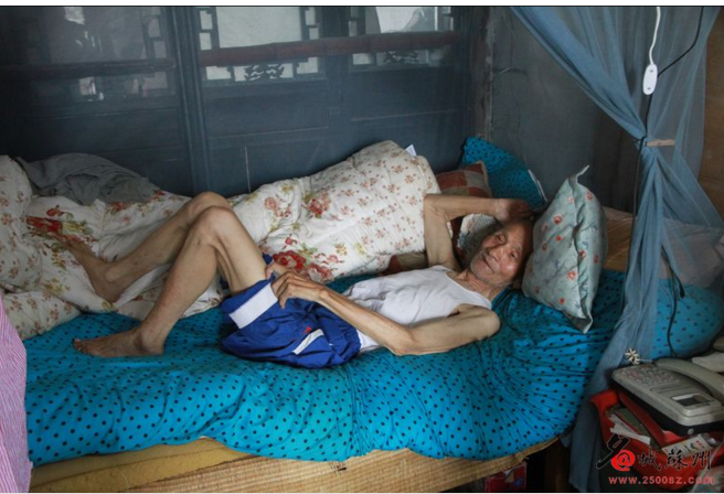 　　住在齐门路附近的储剑鸣，正孤零零地躺在床上。虽然家里装了空调，由于门窗年代已久四处透风，老人舍不得开。床上的小吊扇吱吱呀呀地转动着，风力很小，但却是老人整个夏天的避暑用品。