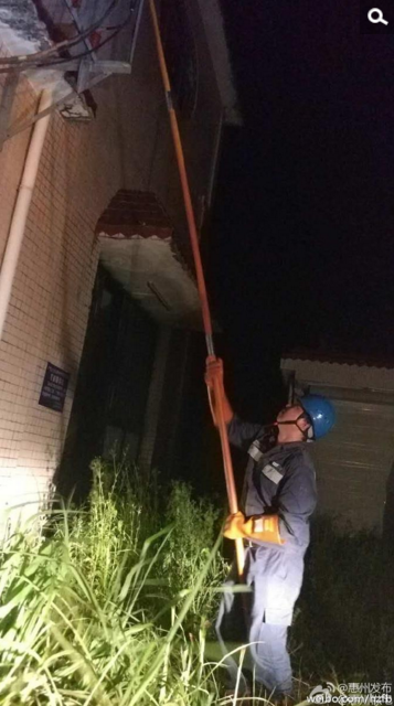 　　台风“妮妲”（强台风级）已于2日03时35分在深圳大鹏半岛沿海地区登陆！在这个风雨肆虐的夜里，惠州有无数人彻夜未眠，严阵以待！他们有的正在一线抗灾、有的正在街头清障、有的在后方值守……向这些最可爱的人致敬，点赞！你们辛苦了！