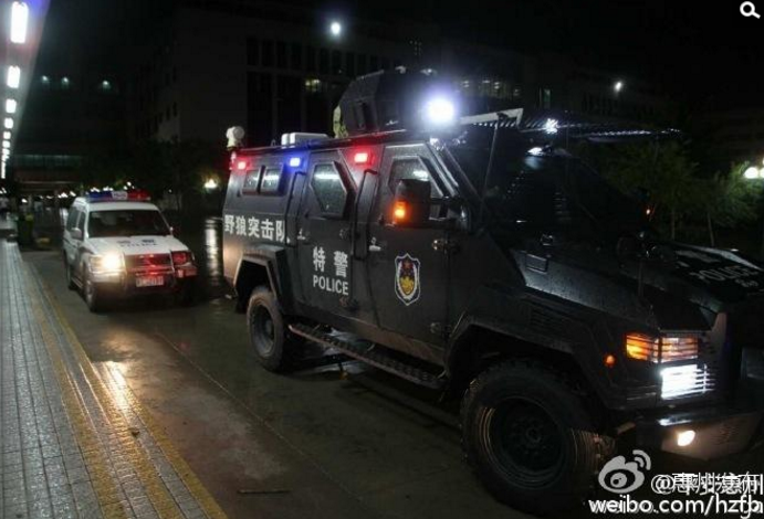 　　台风“妮妲”（强台风级）已于2日03时35分在深圳大鹏半岛沿海地区登陆！在这个风雨肆虐的夜里，惠州有无数人彻夜未眠，严阵以待！他们有的正在一线抗灾、有的正在街头清障、有的在后方值守……向这些最可爱的人致敬，点赞！你们辛苦了！