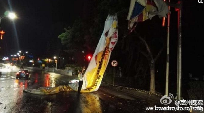 　　台风“妮妲”（强台风级）已于2日03时35分在深圳大鹏半岛沿海地区登陆！在这个风雨肆虐的夜里，惠州有无数人彻夜未眠，严阵以待！他们有的正在一线抗灾、有的正在街头清障、有的在后方值守……向这些最可爱的人致敬，点赞！你们辛苦了！