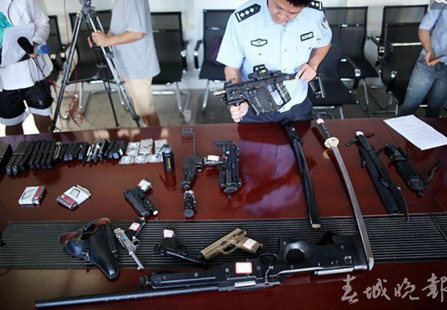 　　胡某交代，收藏的军事用品价值40万元左右。当天，鼓楼派出所民警将胡某口头传唤到派出所调查。图为警方缴获胡某网购的仿真军火设备。