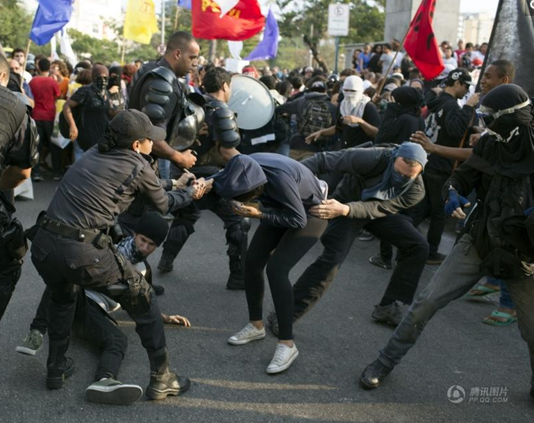 　　示威者闹场与警方激烈冲突。