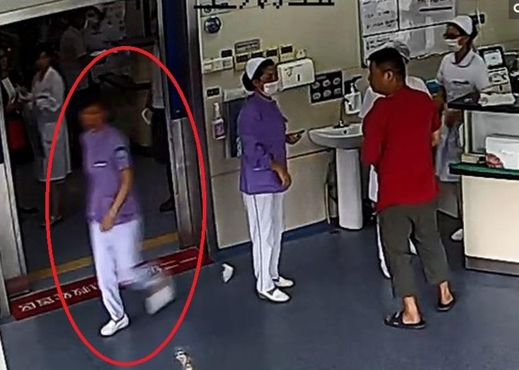 被打的怀孕护士赶紧离去。