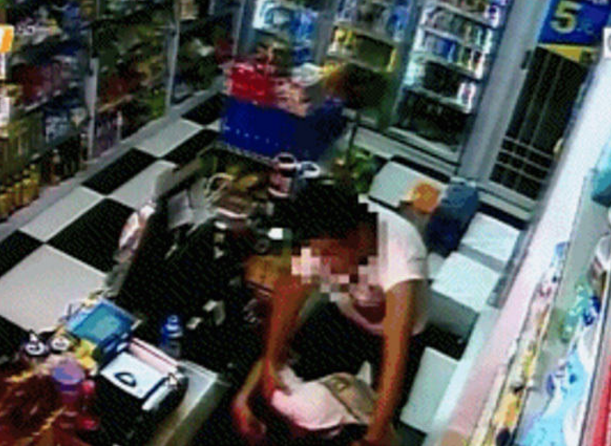 　　近日，深圳有个便利店业务员去到店里交接业务，谁知见到女收银员年纪轻轻，竟然动了色心，对她动手动脚甚至还强吻强抱。哪知，全被拍下来了。