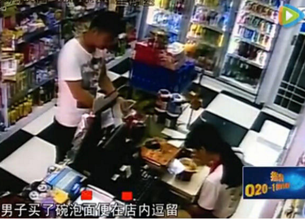 　　谈完业务，男子买了碗泡面便在店内逗留，期间不时偷瞄坐在收银台位置的小欣。