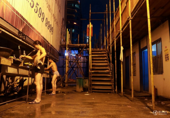 探访农民工居住地 有人一年只见老婆一次