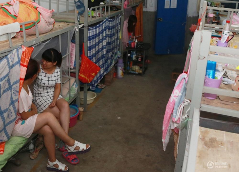 　　14个女工一个房间，几乎每张床上都罩着帘子，帘子后面属于她们的独立空间。