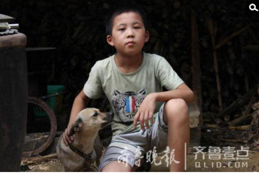 　　山东界河镇，10岁的李秋运和53岁的父亲李付营相依为命，父亲外出打工时，李秋运一个人睡觉，吃饭，看动画片打发时间、排解孤独。李秋运7岁时，曾一个人在家生活了70多天，没有一丁点父亲的消息。他说：“不害怕，不认识的人都不开门。”由于不会生火，李秋运最常吃的饭就是喝凉水吃煎饼。