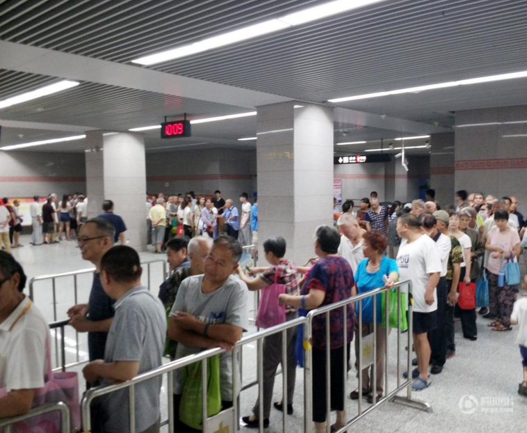 　　排队领取试乘券的大多是老年人。他们见证了郑州市的发展，对即将开通的新地铁充满期待。郑州市地铁2号线一期工程于2010年12月开工，设计16个站点，2016年8月进行试运营。2号线开通后将大大缓解市区交通拥堵的状况。