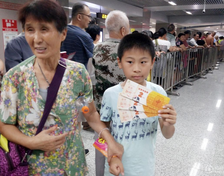 　　一位老年人和小孩领取了试乘券，开心地表示将体验地铁2号线。