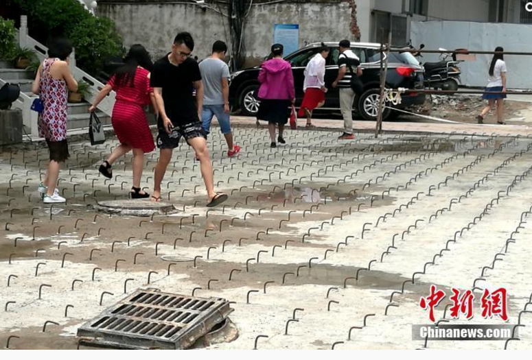 　　此举引发大厦业主及在此办公的员工强烈不满。他们在吐槽出行不便的同时，更为下一步道路一旦通行后路面是否安全深感担忧。图为大厦广场上密密麻麻的钢勾。