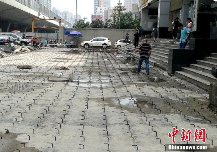 　　图为大厦广场上密密麻麻的钢勾。