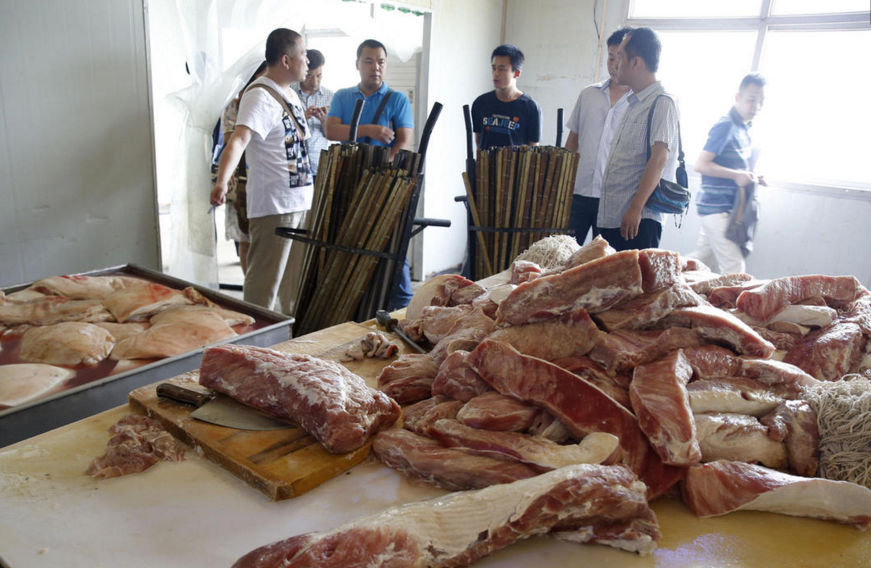 　　张海提供的样品显示，这份“湖南腊肉”生产厂家为“西安威联肉制品有限责任公司”，生产地址在西安市临潼区新丰刘寨工业园内。配料为：鲜猪肉、食用盐、白砂糖、味精；食用添加剂为：亚硝酸钠。7月10日上午10时，记者根据厂家标注的厂址，驱车来到此处，但寻遍园区也未找到挂门牌的厂家。最后在张海的指引下，在临潼区新丰刘寨村一处山坡下找到了这个没有任何标示的厂房，但大门紧锁，周边的群众称只知道是外地人在里面生产腊肉，但咋样生产村民都没见过，这家厂子大门一年四季都关着。接到记者举报后，省食品药品监督管理局高度关注，并决定由该局肉制品监管处牵头启动“飞行检查”。