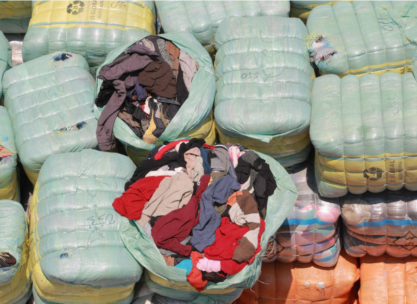 　　走私到国内再进行翻新销售的“旧洋货”，来源复杂，当中不乏有高端品牌的旧衣服。一件最低两三块钱，一般都不用经过消毒处理。“这些没人要的旧衣服，通过回收公司回收后，就当垃圾一样出售出去，每件成本也就两三块钱，收购者收购一定量后便往内地运，基本都是不停的进口，然后通过一连串的流程翻新销售出去。”“利运达号”船上一名船员向办案人员透露。