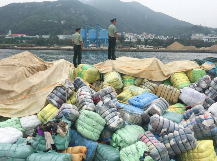 　　因为这些货物逃过了正规单位的检验检疫，没有经过正经的消毒，极有可能存在细菌、病毒等物质，对消费者，尤其是老幼妇孺的健康安全将是一个巨大的隐患。
